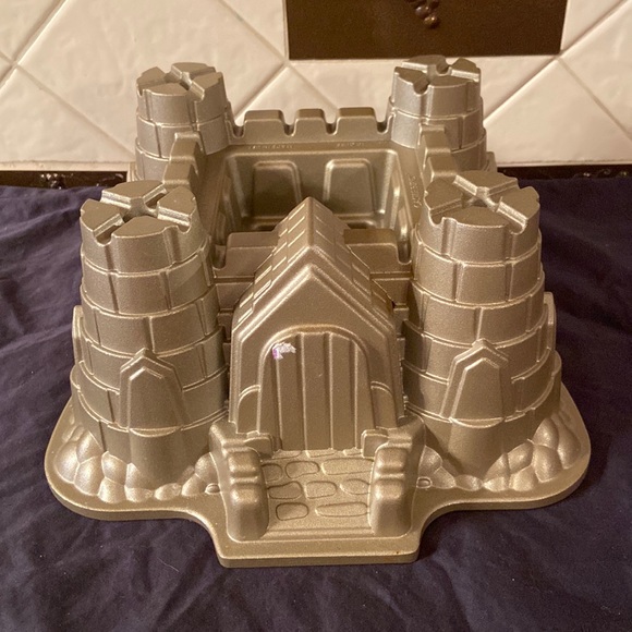 Nordic Ware Castle shaped Bundt cake mold - Picture 1 of 7